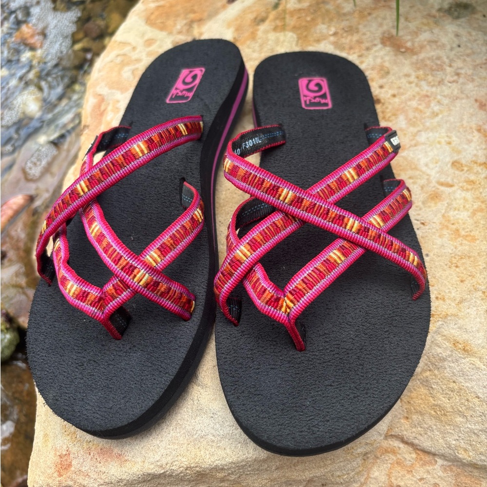 NWOT Teva size 7 black soles arch support 3 woven pink red orange shimmer strap - Picture 2 of 4